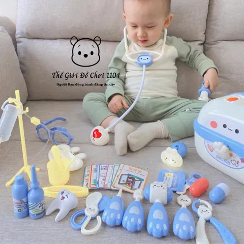 Bộ bác sĩ đồ chơi Montessori cho bé – Vali đựng dụng cụ y tế dễ thương, học mà chơi