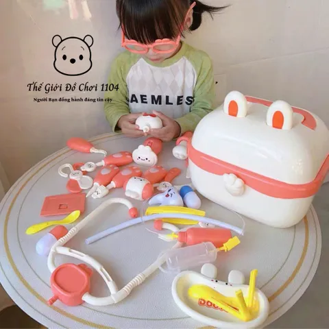 Bộ bác sĩ đồ chơi Montessori cho bé – Vali đựng dụng cụ y tế dễ thương, học mà chơi