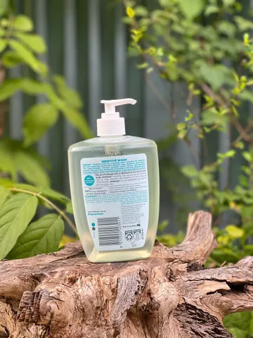 Dung dịch vệ sinh phụ nữ Femfresh 600ml - Dành cho da nhạy cảm, không xà phòng, không hương liệu, hỗ trợ cân bằng pH và hệ vi sinh vật