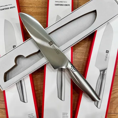 Dao bếp Santoku Zwilling Profile 18cm – Thép không gỉ, lưỡi sắc bén, thiết kế ergonomic, bền bỉ cho nhà bếp chuyên nghiệp
