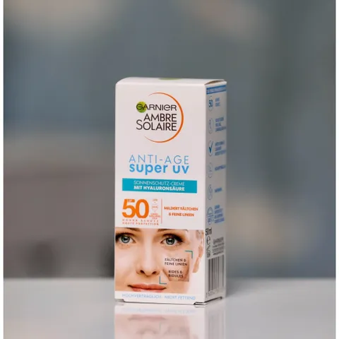 Kem chống nắng Garnier 50+ vạch xanh Anti Age, 50ml