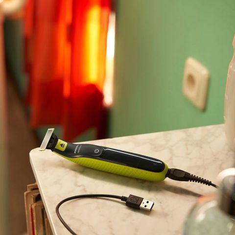 Máy cạo râu Philips OneBlade - Thiết kế hiện đại, cạo nhanh chóng, dễ sử dụng cho nam giới - Giải pháp hoàn hảo cho làn da nhạy cảm