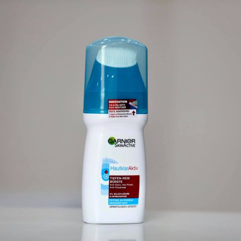 Sữa Rửa Mặt Garnier 150ml - Làm Sạch Sâu, Ngăn Ngừa Mụn, Kèm Đầu Bàn Chải Massage Tiện Dụng từ Đức