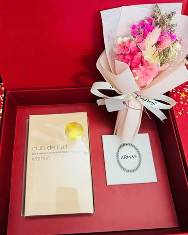 Hộp quà tặng nước hoa Armaf Club De Nuit Women EDP 105ml kèm nến thơm và hoa - Quà tặng lý tưởng cho phụ nữ yêu thích sự sang trọng