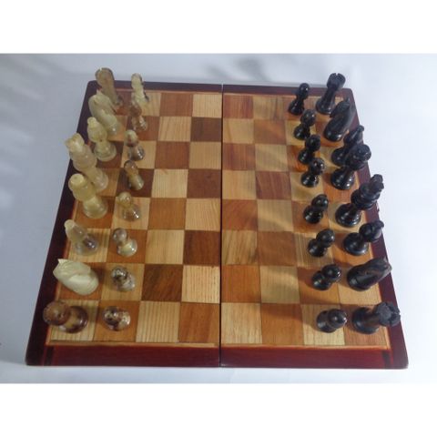Cờ Vua Sừng Trâu Đen Trắng Cao 7,4cm, Bàn Cờ Vua Gỗ Hương Kích Thước 35CM X 35CM X 2,5 Giúp Trẻ Phát Triển Trí Tuệ