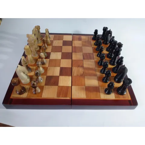 Cờ Vua Sừng Trâu Đen Trắng Cao 7,4cm, Bàn Cờ Vua Gỗ Hương Kích Thước 35CM X 35CM X 2,5 Giúp Trẻ Phát Triển Trí Tuệ