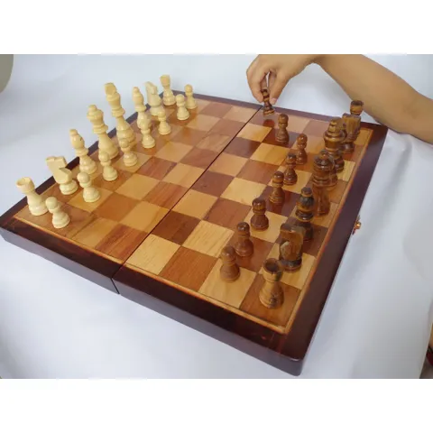 Cờ Vua Sừng Trâu Đen Trắng Cao 7,4cm, Bàn Cờ Vua Gỗ Hương Kích Thước 35CM X 35CM X 2,5 Giúp Trẻ Phát Triển Trí Tuệ