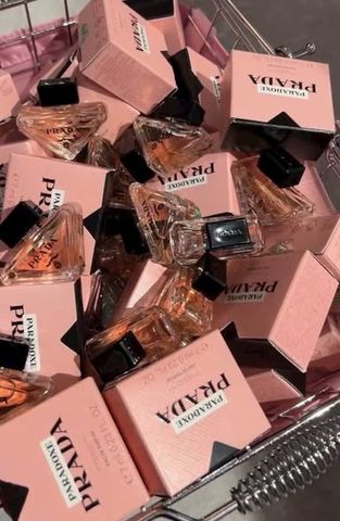 Nước hoa Prada Eau de Parfum 7ml - Hương thơm quyến rũ, nhỏ gọn, hoàn hảo cho cả ngày và đêm, món quà lý tưởng cho người yêu thích thời trang.
