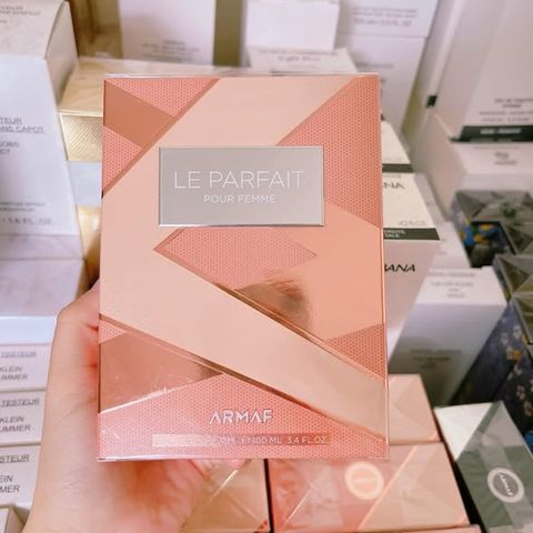 Hộp quà tặng Armaf Le Parfait Pour Femme EDP 100ml kèm nến thơm và hoa đẹp - Quà tặng sang trọng cho phái đẹp