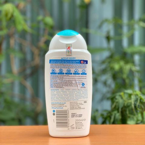 Dung dịch vệ sinh phụ nữ Femfresh Active Wash 250ml - Sản phẩm nhập khẩu từ Anh, an toàn cho mọi độ tuổi, hỗ trợ sự tươi trẻ và khỏe mạnh.