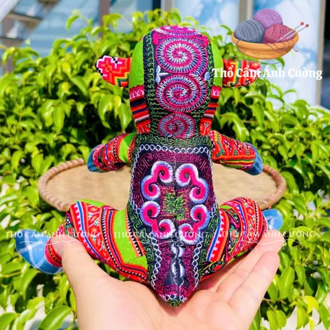 Thú Nhồi Công Khỉ Ngồi Thổ Cẩm Sapa - Đồ Chơi Trẻ Em Chất Liệu Vải Mềm Mại, Quà Tặng Ý Nghĩa Cho Bé