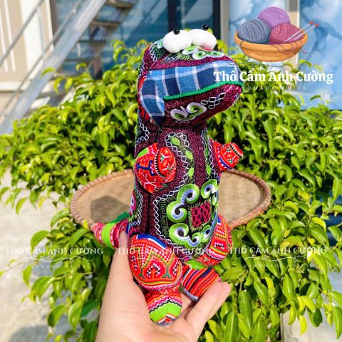 Thú Nhồi Bông Cá Sấu Ngồi Thổ Cẩm Sapa - Quà Tặng Ý Nghĩa Cho Bé - Đồ Chơi Trẻ Em Chất Lượng Cao