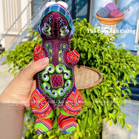 Thú Nhồi Bông Cá Sấu Ngồi Thổ Cẩm Sapa - Quà Tặng Ý Nghĩa Cho Bé - Đồ Chơi Trẻ Em Chất Lượng Cao