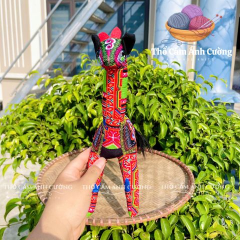Thú Nhồi Bông Hiêu Cao Cổ Thổ Cẩm Sapa - Quà Tặng Độc Đáo Cho Bé Yêu, Chất Liệu Mềm Mại, Bảo Hành 1 Đổi 1