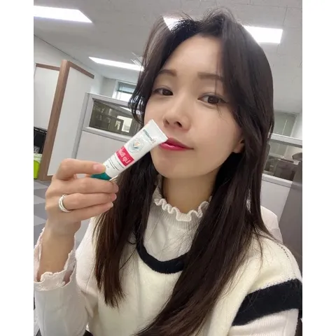 Son Dưỡng Môi Himalaya Lip Balm 10g Chiết Xuất Cà Rốt - Dưỡng Ẩm, Làm Hồng Môi An Toàn Cho Mọi Loại Da