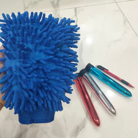 khăn lau xem inox dùng pin có động cơ giúp vệ sinh xe bằng độ rung sẽ sạch hơn.