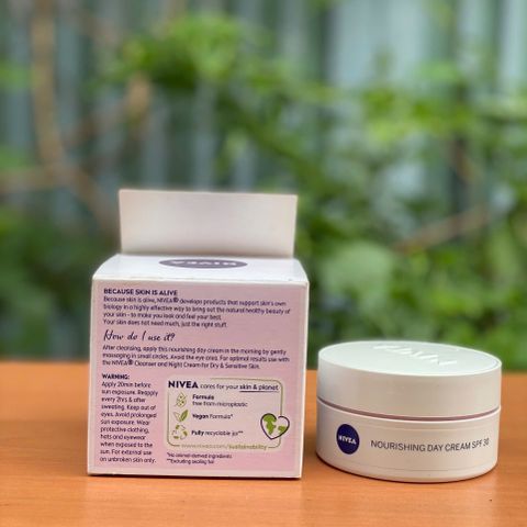 Kem Dưỡng Ngày Nivea Nourishing Day Cream SPF 30 - Dưỡng Ẩm Cho Da Khô Nhạy Cảm, Bảo Vệ Da Khỏi Tác Nhân Mặt Trời 50ml