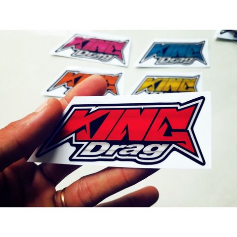 Tem Decal Sticker King Drag - Tem Dán 3 Lớp Cao Cấp Chống Nước, Chất Liệu Nhựa Bền Bỉ, Trang Trí Xe, Nón, Laptop