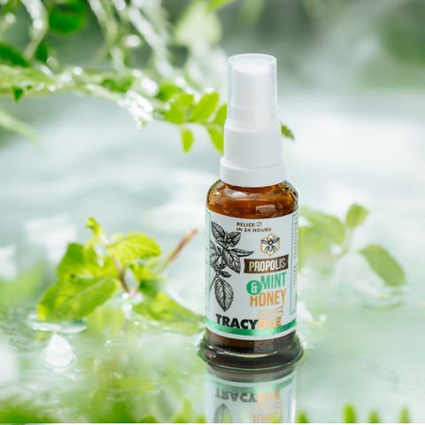 Xịt họng keo ong xanh Tracybee 30ml vị bạc hà và trái cây - Giảm ho, viêm họng, kháng khuẩn cho trẻ từ 1 tuổi trở lên