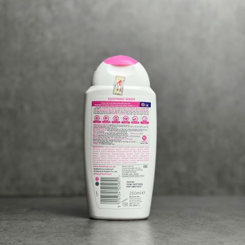Dung dịch vệ sinh phụ nữ Femfresh Soothing Wash 250ml - Hỗ trợ kháng khuẩn, tươi trẻ, dùng hàng ngày cho mọi độ tuổi