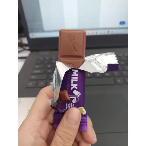 Hộp 20 Thanh Socola Cadbury Dairy Milk 220g - Vị Sữa Nhập Khẩu Malaysia Hàng Công Ty