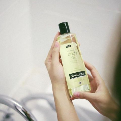 Dầu Dưỡng Thể Neutrogena Body Oil Light Sesame Formula 250ml – Dưỡng Da Căng Bóng, Mềm Mại Tự Nhiên