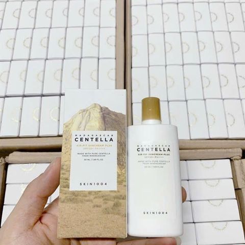 Kem Chống Nắng Skin1004 Madagascar Centella Air-Fit SPF50+ PA++++ - Kiềm dầu, Dưỡng ẩm, Che khuyết điểm cho da nhạy cảm 50ml