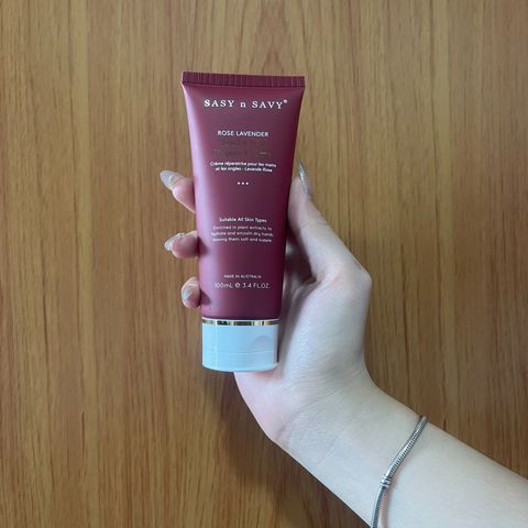 Kem Dưỡng Da Tay Tinh Chất Phong Lữ & Oải Hương Sasy n Savy 100mL - Dưỡng ẩm, Làm mềm da, Hương thơm thư giãn, Mỹ phẩm tự nhiên Úc