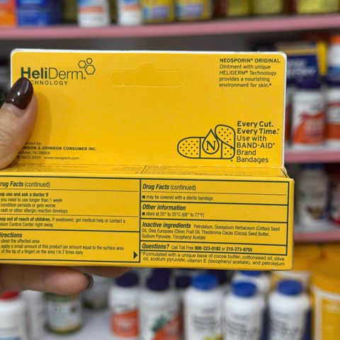 Neosporin Original Ointment 28.3g - Kem Kháng Khuẩn Hỗ Trợ Làm Lành Vết Thương, Ngăn Nhiễm Trùng, Sản Phẩm Chăm Sóc Vết Thương Hàng Mỹ