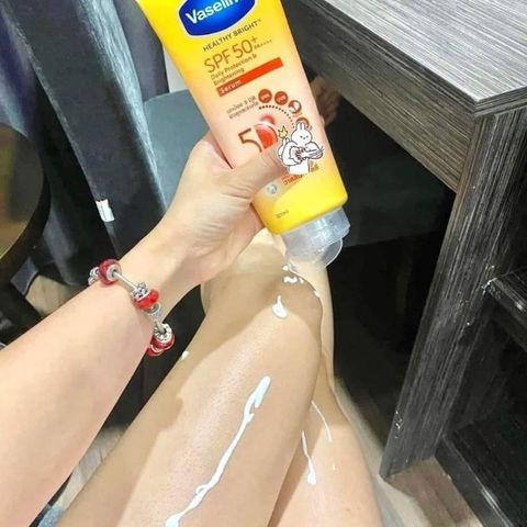 Serum Chống Nắng Toàn Thân Vaseline 50X - Bảo Vệ Da Với SPF 50+ PA++++, Dưỡng Da Sáng Rạng Ngời, 300ml