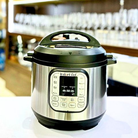 Nồi Áp Suất Điện Instant Pot Duo V5 5.7L Đa Năng - 7 Chế Độ Nấu, Giữ Ấm 10 Giờ, Lòng Inox 3 Lớp, Thiết Kế An Toàn, Nhập Khẩu Đức