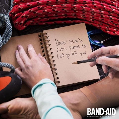 Băng cá nhân Band-Aid Brand - Hộp 188 miếng, Băng dán vết thương linh hoạt, chống thấm nước, bảo vệ và mau lành cho gia đình