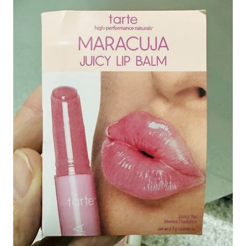 Son Dưỡng Căng Bóng Tarte Maracuja Juicy Lip Plump Màu Strawberry - 0.7g Dưỡng Ẩm, Làm Đầy Rãnh Môi, Hiệu Ứng Mọng Nước