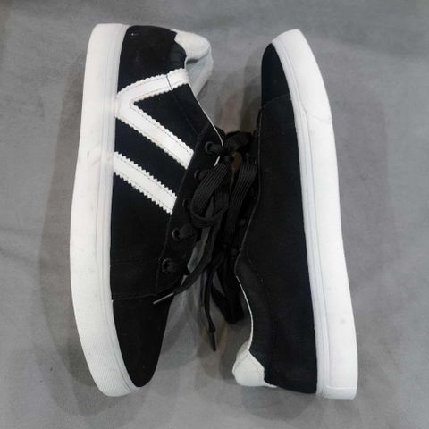 Giày Thể Thao Nam Mã 034 - Sneakers Đen Dây Đen Thời Trang Trẻ Trung, Phong Cách Dễ Phối Đồ, Hot Trend 2023