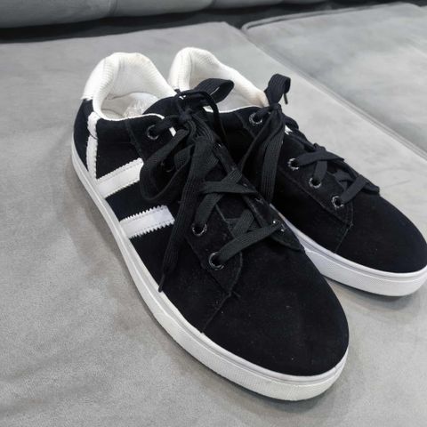 Giày Thể Thao Nam Mã 034 - Sneakers Đen Dây Đen Thời Trang Trẻ Trung, Phong Cách Dễ Phối Đồ, Hot Trend 2023