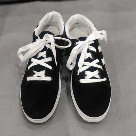 Giày thể thao nam mã 034 - Sneakers đen dây trắng phong cách trẻ trung, dễ phối đồ - Hot trend thời trang nam