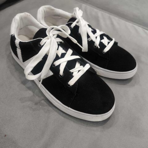 Giày thể thao nam mã 034 - Sneakers đen dây trắng phong cách trẻ trung, dễ phối đồ - Hot trend thời trang nam