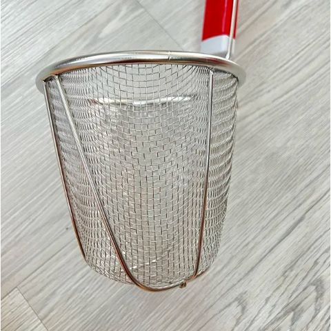 Xóc Phở Lưới Cán Dài Màu Đỏ Cao Cấp Inox 304 - Dụng Cụ Nhà Bếp Chất Lượng TVKITCHEN (TV1458)