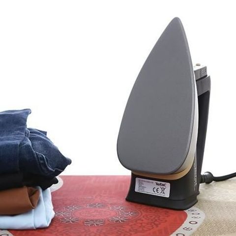 Bàn ủi khô Tefal FS3120L0 1300W tích hợp bình xịt nước - Thiết kế hiện đại, hiệu suất cao, mặt đế kim loại chống dính