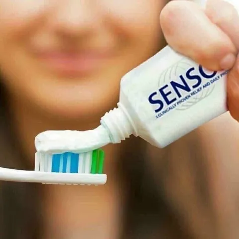 Kem đánh răng Sensodyne Advanced Whitening 184g - Giảm ê buốt, làm trắng răng hiệu quả cho người lớn và trẻ em trên 12 tuổi