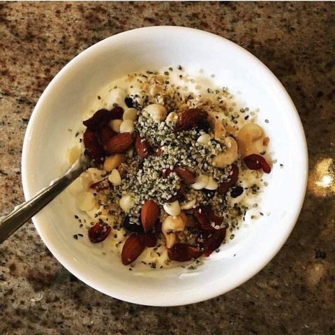 Hạt Mix Wild Roots Coastal Berry 737g - Hạnh Nhân, Hạt Điều, Nam Việt Quất, Dâu Tây, Viên Chip Yogurt - Đồ Ăn Ngon Bổ Dưỡng, Hàng Mỹ Chính Hãng