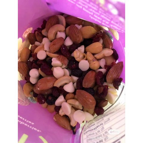 Hạt Mix Wild Roots Coastal Berry 737g - Hạnh Nhân, Hạt Điều, Nam Việt Quất, Dâu Tây, Viên Chip Yogurt - Đồ Ăn Ngon Bổ Dưỡng, Hàng Mỹ Chính Hãng
