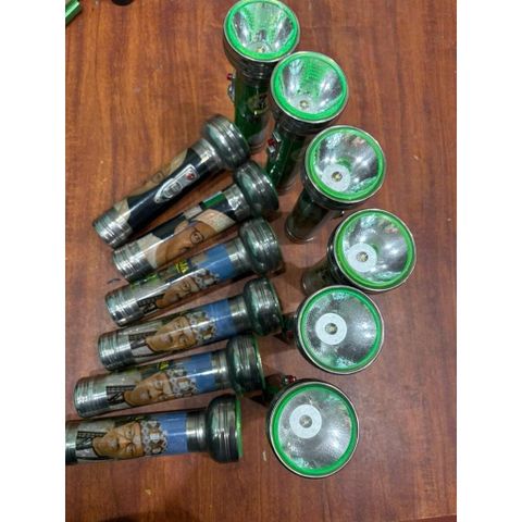 Đèn Pin Kim Loại Huyền Thoại Kèm Bóng LED Sáng Bền - Đèn Cầm Tay Thể Thao, Du Lịch, Dùng Pin AA và C, Quà Tặng Hoài Cổ