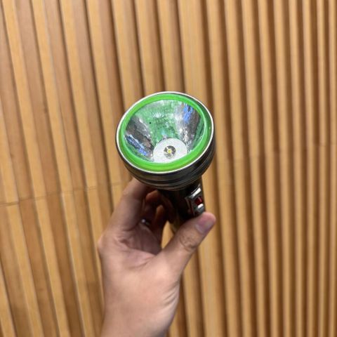 Đèn Pin Kim Loại Huyền Thoại Kèm Bóng LED Sáng Bền - Đèn Cầm Tay Thể Thao, Du Lịch, Dùng Pin AA và C, Quà Tặng Hoài Cổ