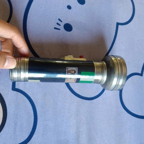 Đèn Pin Kim Loại Huyền Thoại Kèm Bóng LED Sáng Bền - Đèn Cầm Tay Thể Thao, Du Lịch, Dùng Pin AA và C, Quà Tặng Hoài Cổ