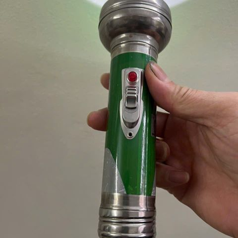 Đèn Pin Kim Loại Huyền Thoại Kèm Bóng LED Sáng Bền - Đèn Cầm Tay Thể Thao, Du Lịch, Dùng Pin AA và C, Quà Tặng Hoài Cổ