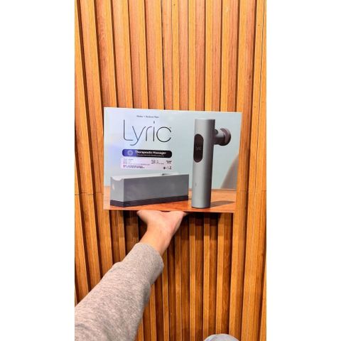 Máy Massage Cầm Tay Lyric Therapeutic - Công Nghệ Rhythm Therapy™ Tích Hợp, Sạc Không Dây, Thiết Kế Hiện Đại, Thư Giãn Tại Nhà