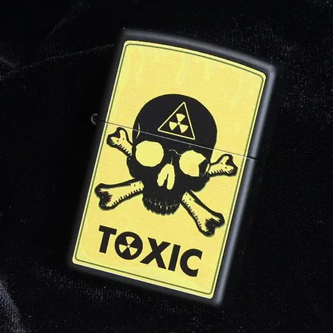 Bật Lửa Zippo 28310 - Mẫu Toxic Skull and Crossbones Đen Mờ, Quà Tặng Độc Đáo Cho Fan Hâm Mộ Hình Xăm