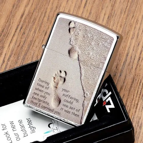 Bật Lửa Zippo 28180 - Footprints in the Sand - Bật Lửa Crom Xước Độc Đáo, Quà Tặng Cho Người Yêu Thích Thời Trang