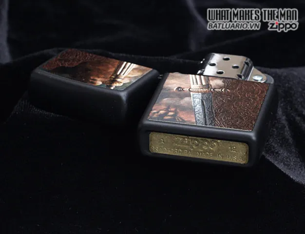Bật Lửa Zippo 28305 - Sword of War Black Matte, Bật Lửa Chống Gió Cao Cấp, Quà Tặng Độc Đáo Cho Người Yêu Thích Sưu Tầm